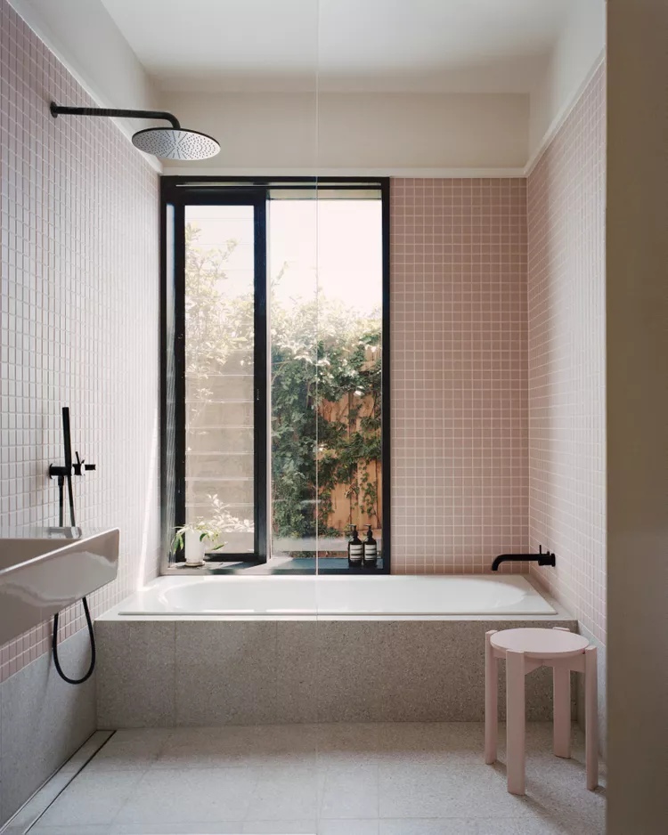 10-modern-bathroomideas-photo-by-rory-gardiner-design-by-studio-bright-1a3dd892478443058f0509a101e0dde5