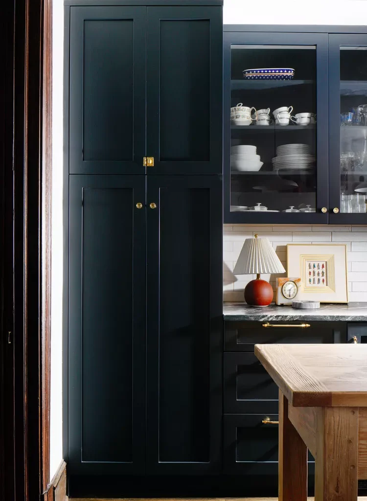 12+ Timeless Kitchen Cabinet Colors Designers - Bold Black Contrast