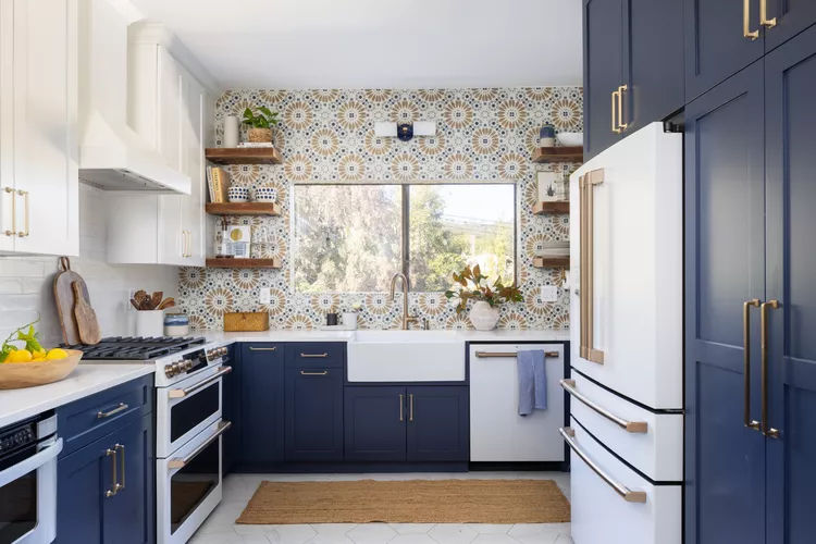 12+ Timeless Kitchen Cabinet Colors Designers - Bold Nautical Navy