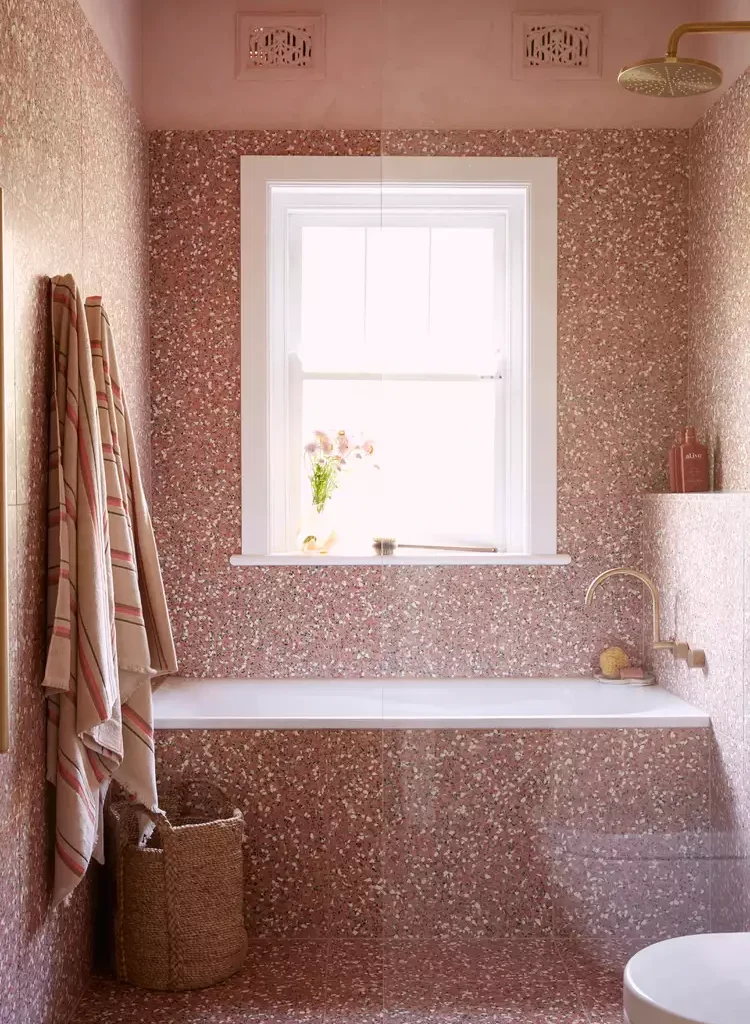 15-modern-bathroomideas-photo-by-jacqui-turk-design-by-studio-parker-dbbe4233b8404a45b641edc4b891cf82