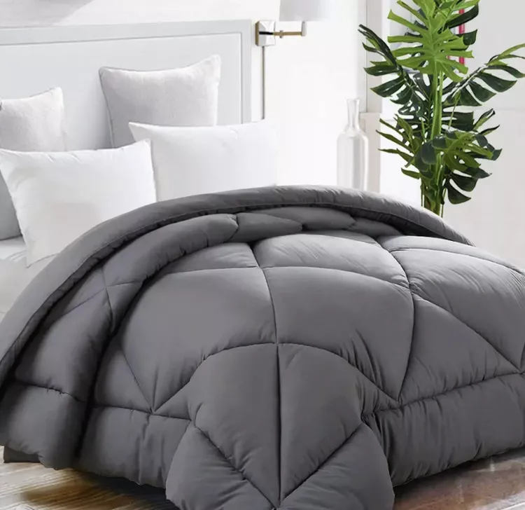Tekamon all-season microfiber comforter on a bed