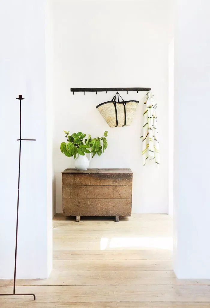 This Is How to Feng Shui Your Entryway Layout - Eliminate Clutter