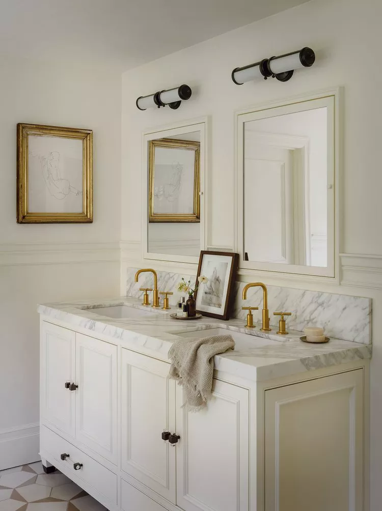  White Bathroom Ideas -12 Color-Coordinate Your Art