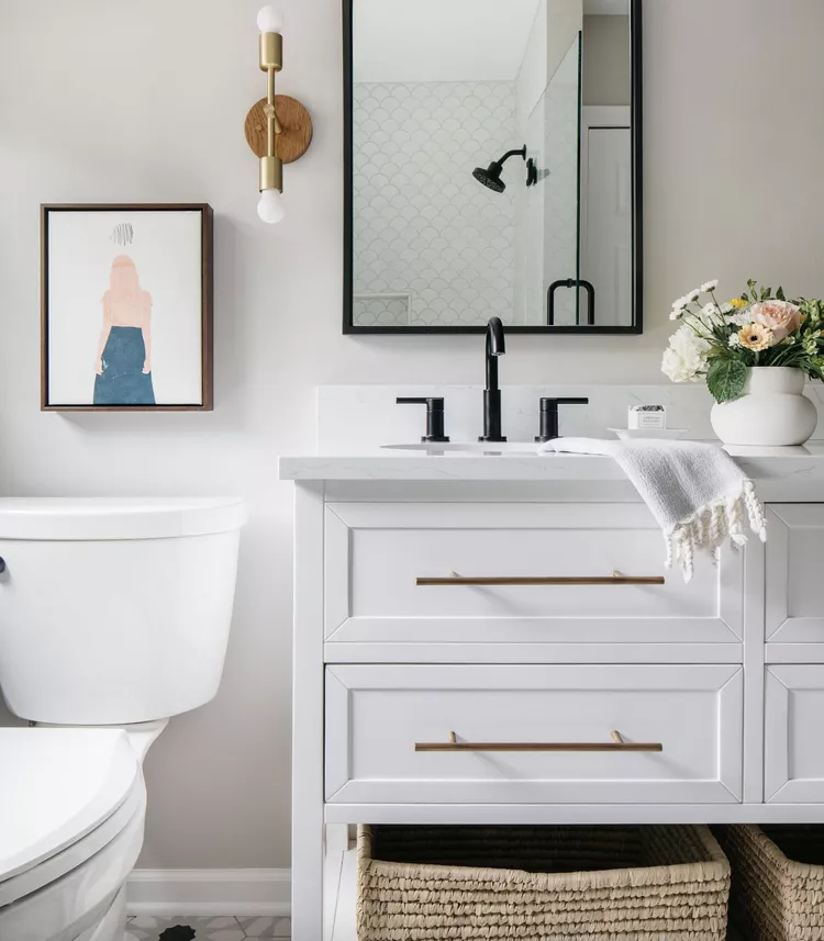 25 White and Gold Bathroom Ideas for a Luxe Look-07 Elongated Horizontal Pulls