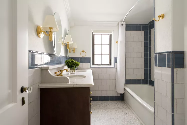 25 White and Gold Bathroom Ideas for a Luxe Look-15 Pops of Gold