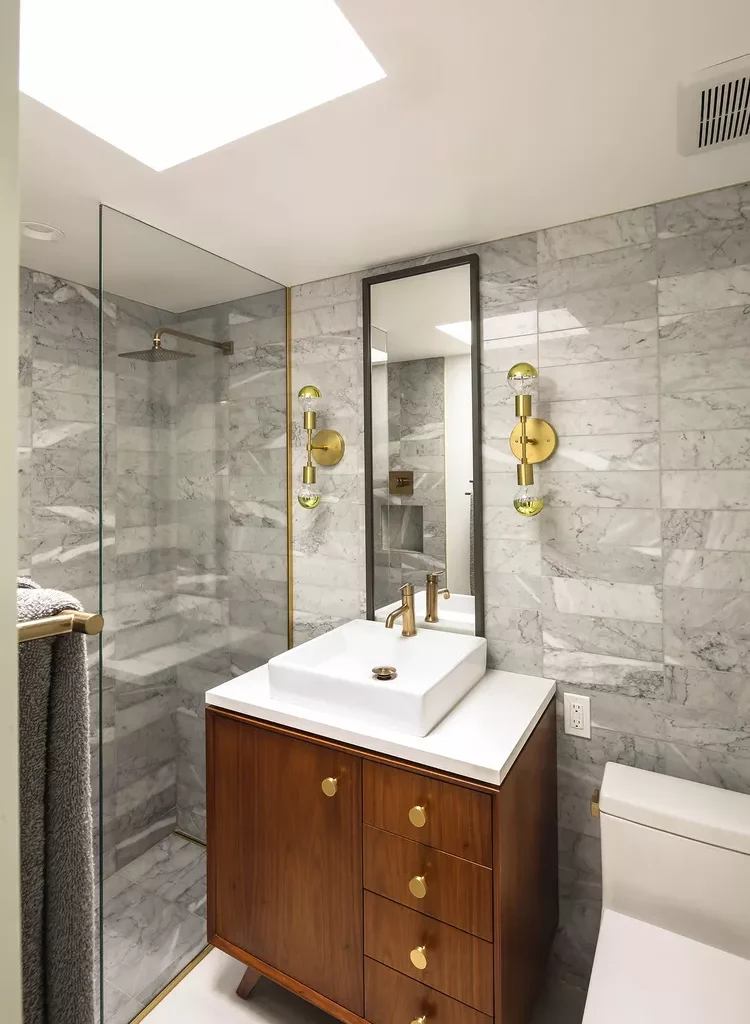 Midcentury Modern Bathroom Ideas-21 Favor Brass Accents