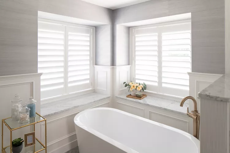 25 White and Gold Bathroom Ideas for a Luxe Look-22 Sleek and Modern Details