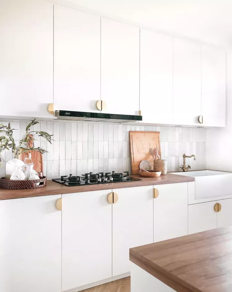 34 White and Gold Kitchen Ideas for a Luxe-18 White and Gold Kitchen With Statement Hardware