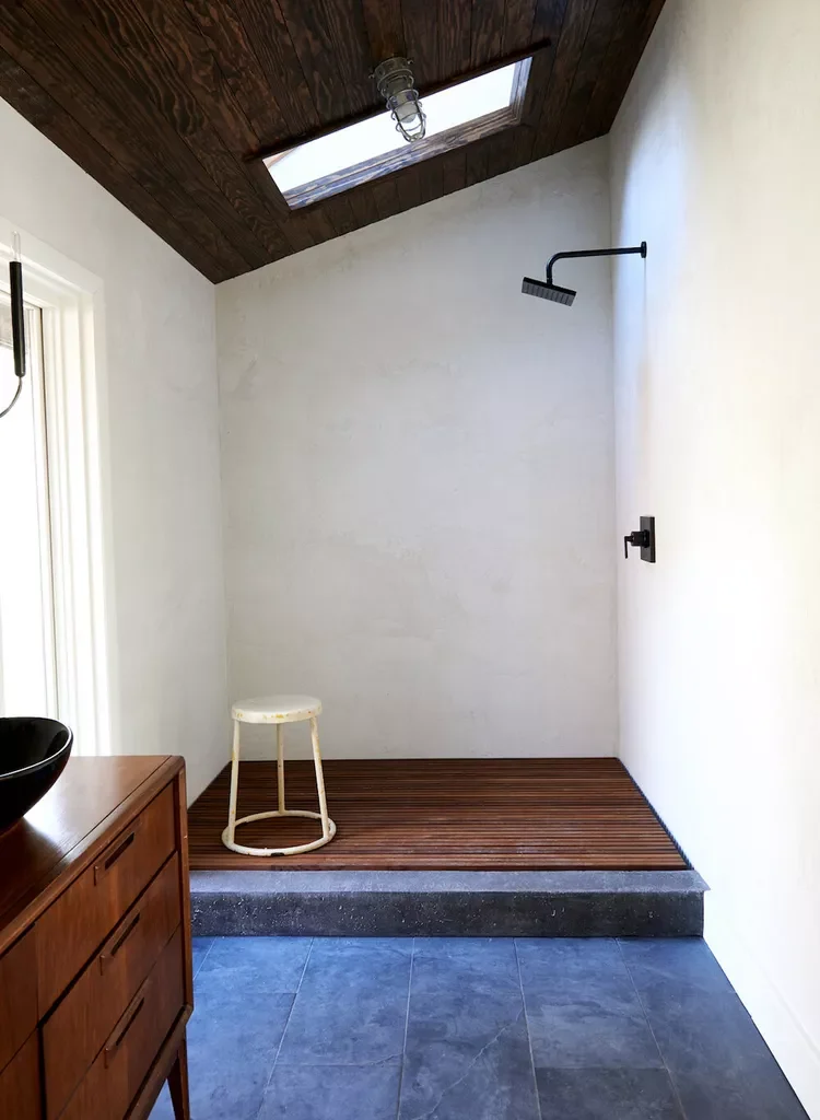 Midcentury Modern Bathroom Ideas-20 Install a Skylight