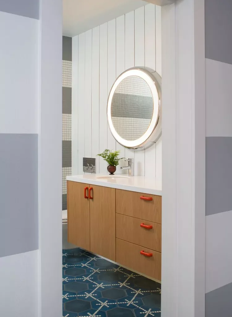 Midcentury Modern Bathroom Ideas-25 Include Bold Color Accents