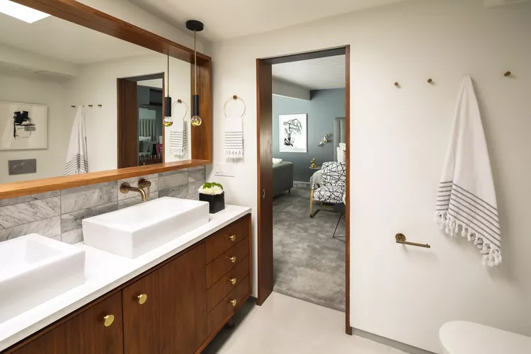 Midcentury Modern Bathroom Ideas-38 Accent With Wood