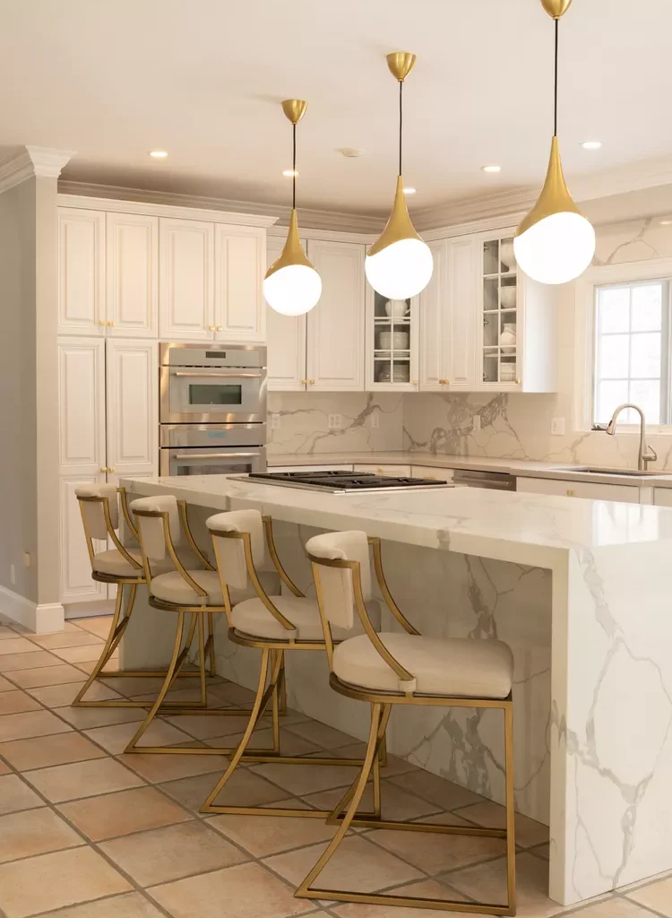 34 White and Gold Kitchen Ideas for a Luxe-03 White and Gold Kitchen With Elevated Seating